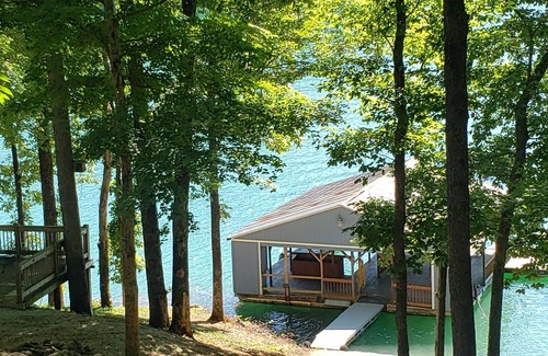 Jacksboro Casa | Hickory Harbor lakefront w/ dock, grilling deck, and play yard on shady lot!