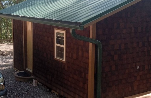 Mena Cabina | HICKORY HIDEOUT The cabin is surrounded by a large area of trees for privacy