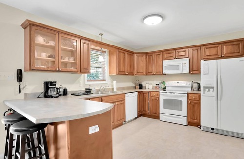Mount Jackson Casa | Hickory House - Mountain home with Hiking, Wineries, Hot tub & more!