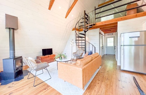 Newnata Cabina | Hidden A-Frame at Double Bridge with Firepit