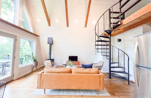 Newnata Cabina | Hidden A-Frame at Double Bridge with Firepit