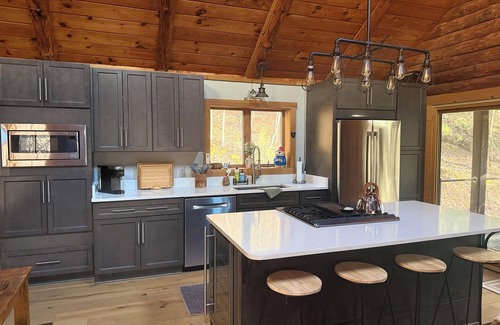 Lost River Cabina | Hidden Cabin Retreat with Hot Tub in Lost City, WV