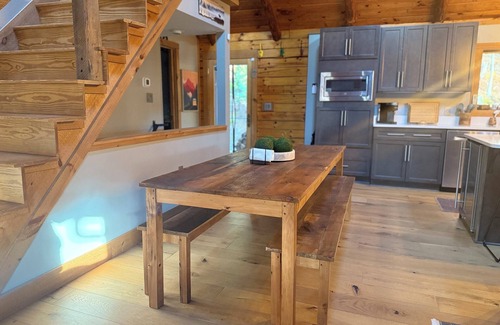 Lost River Cabina | Hidden Cabin Retreat with Hot Tub in Lost City, WV