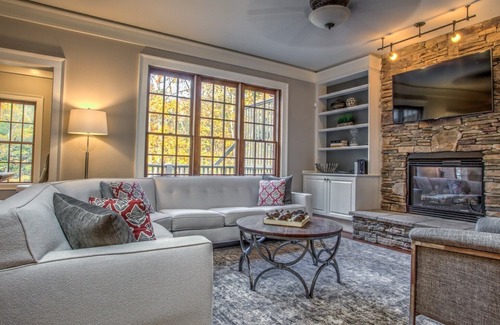 Asheville Casa | Hidden Creek Lodge; refugio de lujo en la puerta del centro de Asheville; HOT TUB, Game Rm, LUJO!