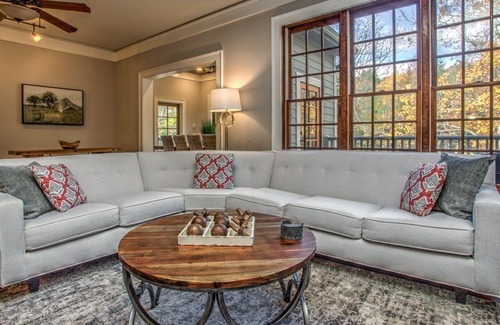 Asheville Casa | Hidden Creek Lodge; refugio de lujo en la puerta del centro de Asheville; HOT TUB, Game Rm, LUJO!