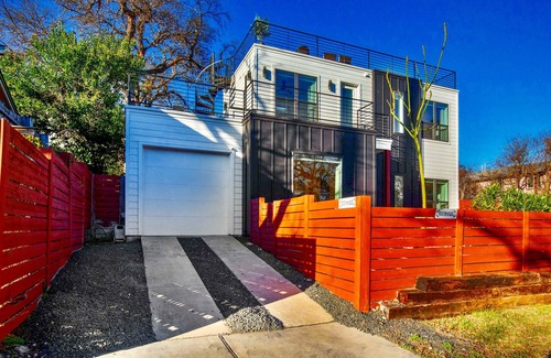 Swede Hill Casa | Hidden Downtown Gem- SwimSpa&FreeParking& Rooftop DT View; Walk2 Moody&UT&6th St