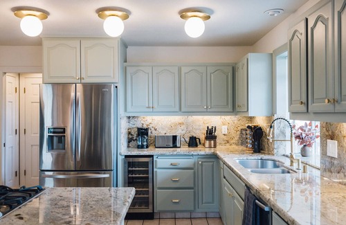 Oakhurst Cabaña | Dreamy Forest Castle Sleeps 16: Dome, Views Games, Theater, Spa, Sauna