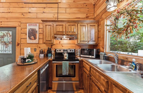 Wears Valley Cabina | Couple's Retreat! 1mi to GSMNP! Private & Peaceful + Treehouse Vibes!
