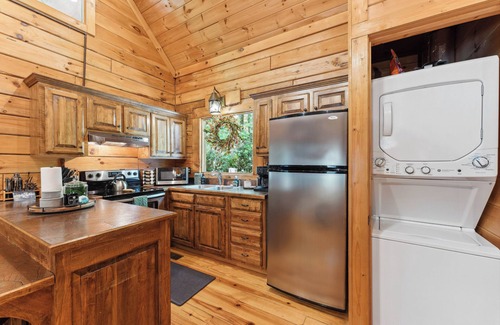 Wears Valley Cabina | Couple's Retreat! 1mi to GSMNP! Private & Peaceful + Treehouse Vibes!