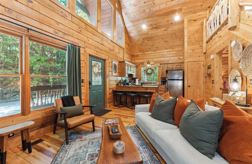 Wears Valley Cabina | Couple's Retreat! 1mi to GSMNP! Private & Peaceful + Treehouse Vibes!