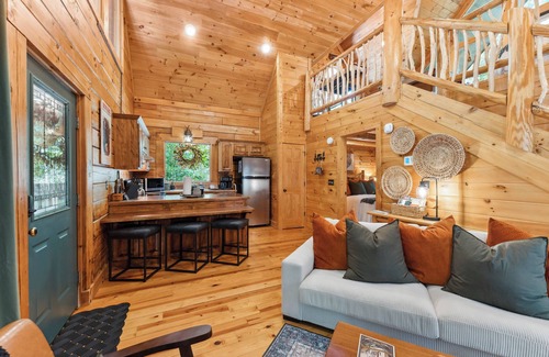 Wears Valley Cabina | Couple's Retreat! 1mi to GSMNP! Private & Peaceful + Treehouse Vibes!