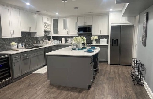 Glasgow Apartamento | Hidden Gem, 8 person condo in Newark with WiFi, AC, hot tub, near UD.