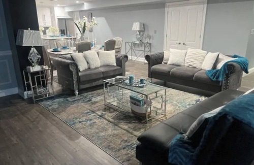 Glasgow Apartamento | Hidden Gem, 8 person condo in Newark with WiFi, AC, hot tub, near UD.