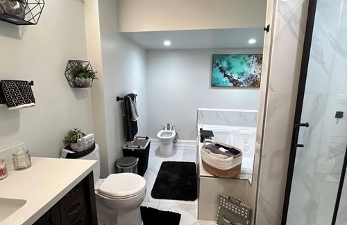 Glasgow Apartamento | Hidden Gem, 8 person condo in Newark with WiFi, AC, hot tub, near UD.