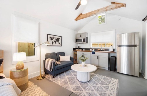 River District Apartamento | Hidden Gem for Couples, Friends, or Solo King Bed, Parking & Beach Gear