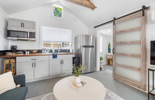 River District Apartamento | Hidden Gem for Couples, Friends, or Solo King Bed, Parking & Beach Gear