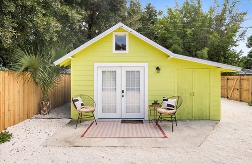 River District Apartamento | Hidden Gem for Couples, Friends, or Solo King Bed, Parking & Beach Gear