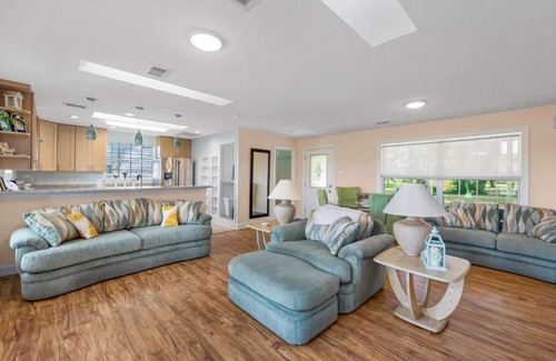 Northside Cabaña | Private Island Cottage, ② King Beds, 75" HDTV, Scenic Views