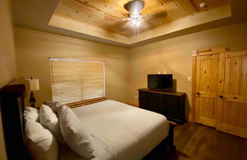 Gruene Cabina | Hidden Gem Luxury Cabin nestled in Gruene