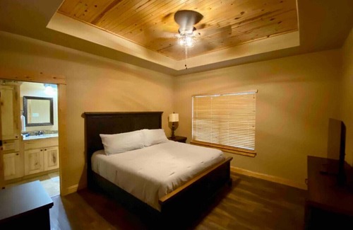 Gruene Cabina | Hidden Gem Luxury Cabin nestled in Gruene