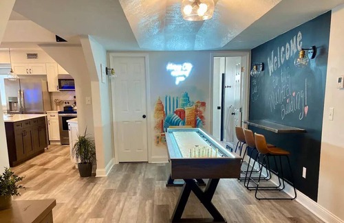Roeland Park Casa | Hidden Gem Modern Loft