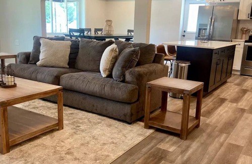 Roeland Park Casa | Hidden Gem Modern Loft