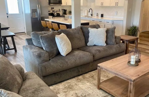 Roeland Park Casa | Hidden Gem Modern Loft