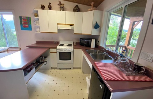 Ashton Creek Cabina | Hidden Gem Oasis A peaceful, beautiful spot on the Shuswap River, pet-friendly,