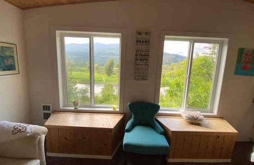 Ashton Creek Cabina | Hidden Gem Oasis A peaceful, beautiful spot on the Shuswap River, pet-friendly,