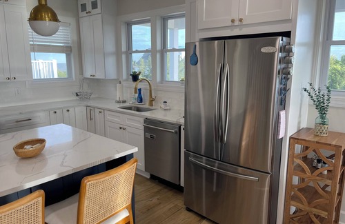 Milford Casa | Beach House, Hidden Gem, Relax, Water Views, Bay Breezes & Decks & Hot Tub