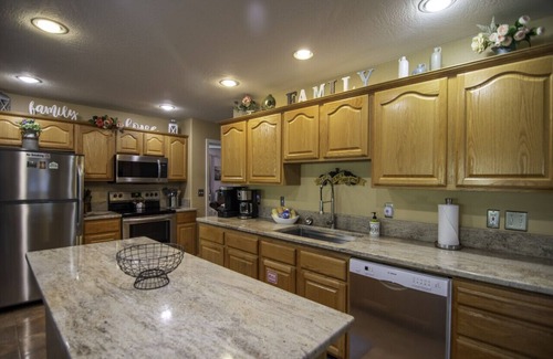 Crescent City Casa | Hidden gem vacation home on Smith River! 15min from Ocean & Redwoods State Park!