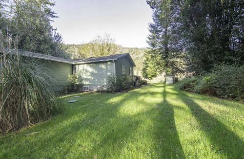 Crescent City Casa | Hidden gem vacation home on Smith River! 15min from Ocean & Redwoods State Park!