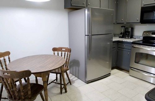 Candler Apartamento | Hidden Gem w/ Full kitchen, fast wifi, workspace and firepit