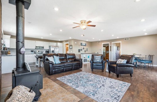 Branson Casa | Labor Day Open-Hidden Gem! Open-Walking Trail to the Lake, Minutes to Silver Dollar City!
