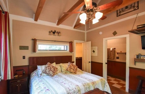 Brenham Cabina | Hidden Grove Secluded Cabin features a Private Hot Tub at Scenic Hill Retreat