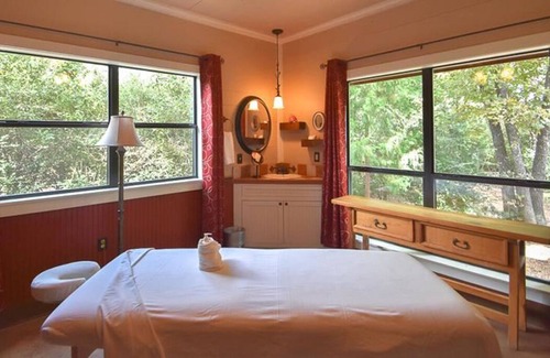Brenham Cabina | Hidden Grove Secluded Cabin features a Private Hot Tub at Scenic Hill Retreat