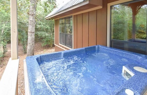 Brenham Cabina | Hidden Grove Secluded Cabin features a Private Hot Tub at Scenic Hill Retreat