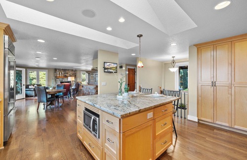 Hillsboro Casa | Hidden Haven - A Secluded Luxury Retreat in Willamette Valley