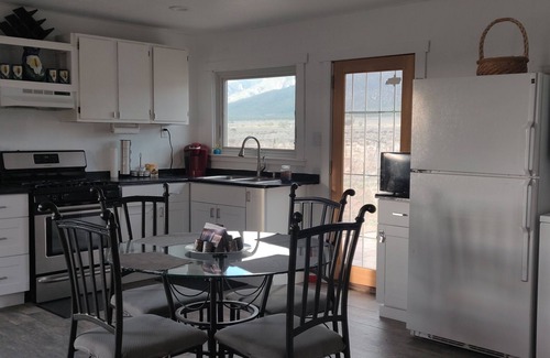 Jaroso Cabina | Hidden Haven: Open Concept Inside, Dramatic Views Outside