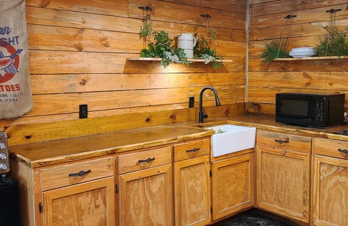 Grand Saline Cabina | Hidden in East Texas Piney Woods - Rustic Western Jail Cabin - Canton 1st Monday
