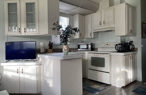 Kissimmee Cabaña | Hidden Lake View Cottage 5 miles from Disney!
