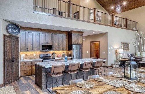 Deadwood Cabina | Hidden Meadows Lodge-3mi To Trailheads, Sleeps 24, Gorgeous & Private