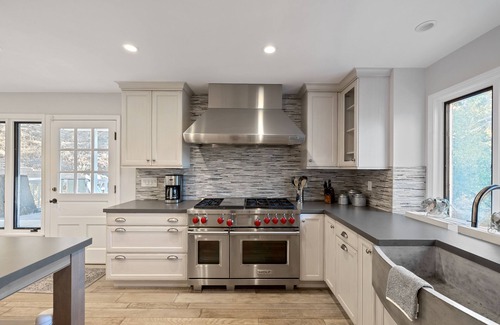 Atascadero Casa | Hidden Oaks Farmhouse by AvantStay | Hot Tub, Deck