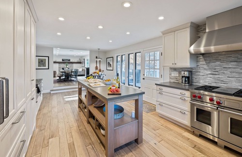 Atascadero Casa | Hidden Oaks Farmhouse by AvantStay | Hot Tub, Deck
