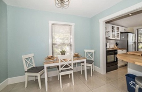Historic Uptown Apartamento | Dtwn con 2 bicicletas privadas WIFI, aire acondicionado, cama King, lavadora / secadora, parrilla, pase para aparcar en la playa