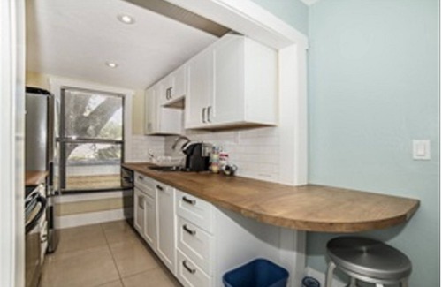 Historic Uptown Apartamento | Dtwn con 2 bicicletas privadas WIFI, aire acondicionado, cama King, lavadora / secadora, parrilla, pase para aparcar en la playa