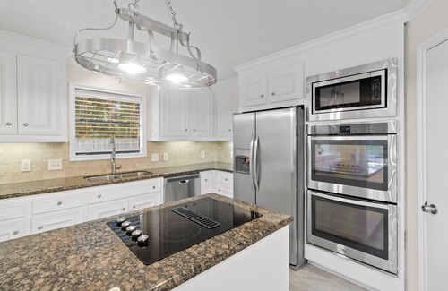 Friendswood Casa | ~ Hidden Oasis ~ Luxury Private Pool Home
