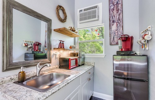 Weatherford Cabina | Hidden Treasure Harvest House Forest Getaway Weatherford, TX