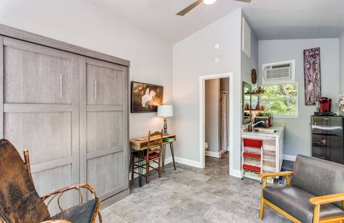 Weatherford Cabina | Hidden Treasure Harvest House Forest Getaway Weatherford, TX