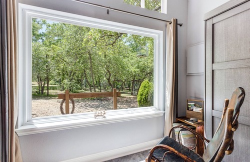 Weatherford Cabina | Hidden Treasure Harvest House Forest Getaway Weatherford, TX